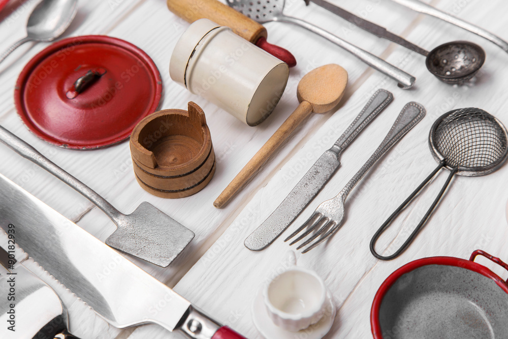 Besteck, Geschirr und andere Utensilien für die Küche im Country Style in rot weiß mit Holz. Besteck, Geschirr und andere Utensilien für die Küche im Country Style in rot weiß mit Holz.
