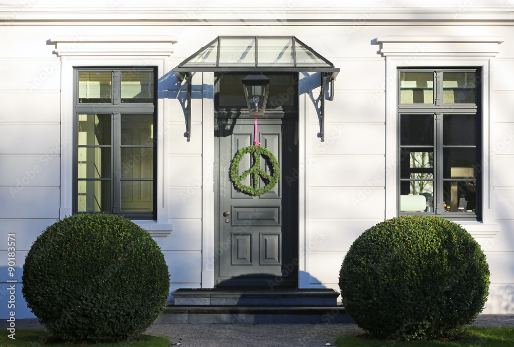 Naklejka premium Peace-Kranz am Hauseingang