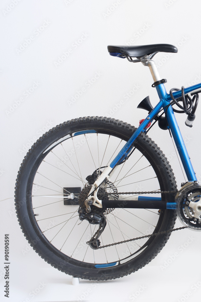 Fototapeta premium Blue mountain bike isolated on a white background