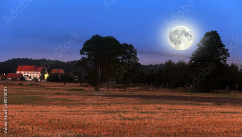 Pełnia księżyca nad polami Biadacza.