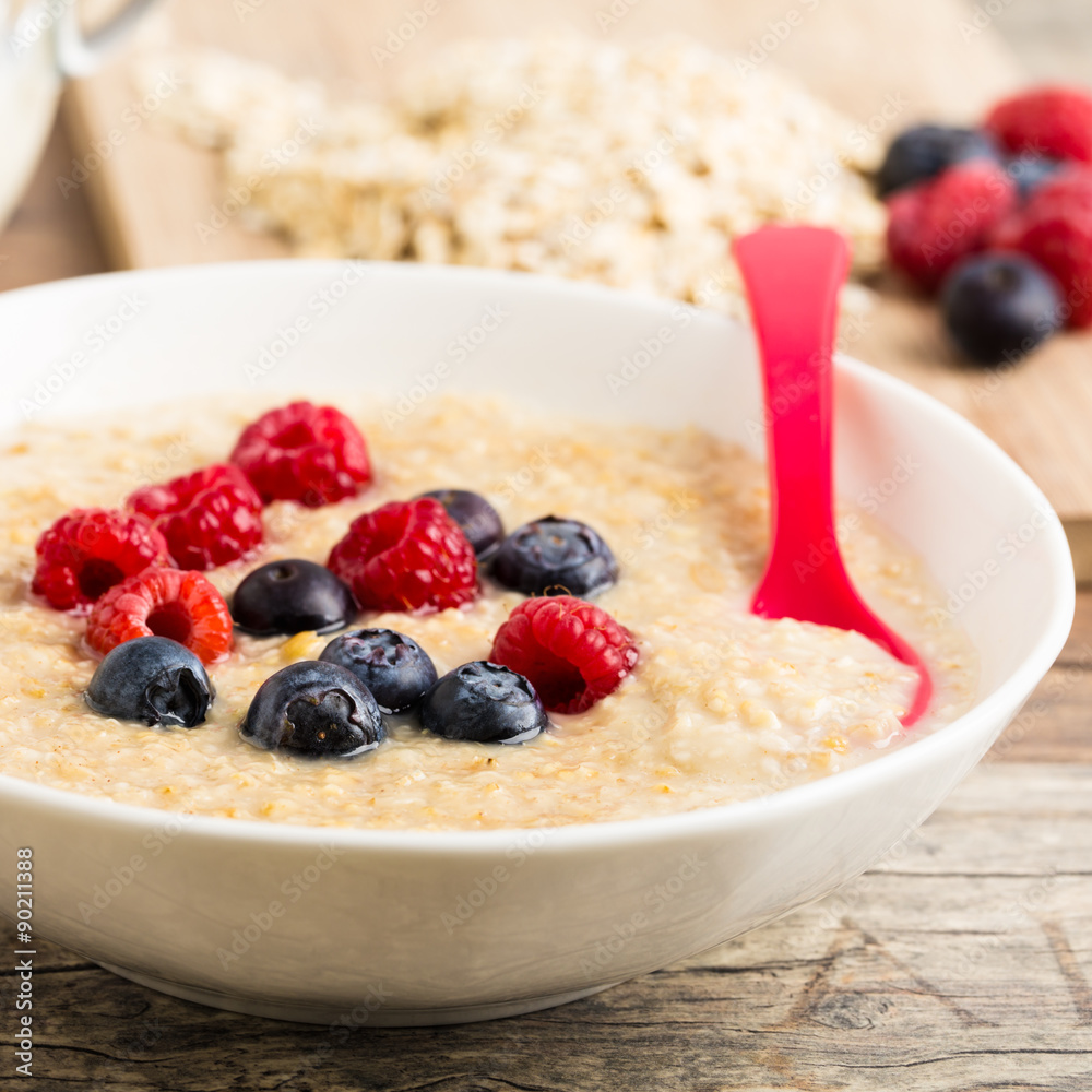 Porridge mit Beeren Porridge mit Beeren
