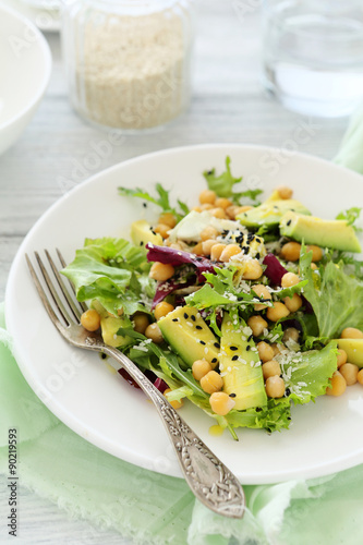 Light salad with chickpeas, lettuce and avocado