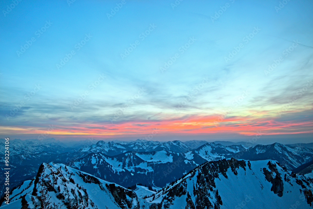 sonnenuntergang-ber-den-alpen-stock-foto-adobe-stock