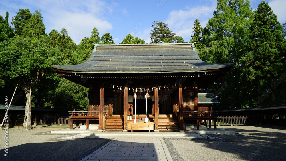 正面から見た上杉神社本殿