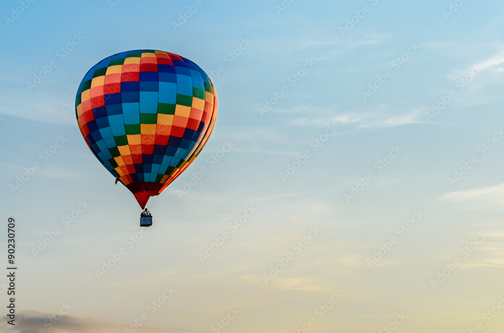 Naklejka premium Colored hot air balloon flying in the blue sky