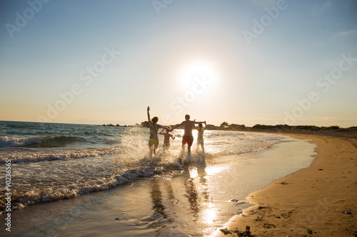 Junge Familie am Strand 