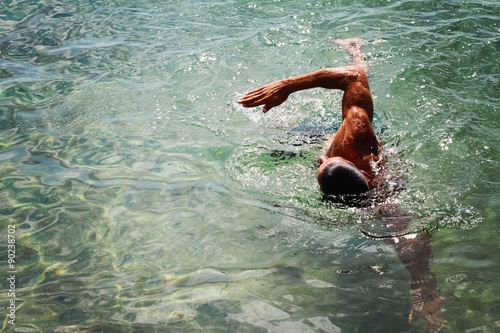 Obraz na plátně Silný svalnatý muž koupání v klikyháky stylu mořské oceánu