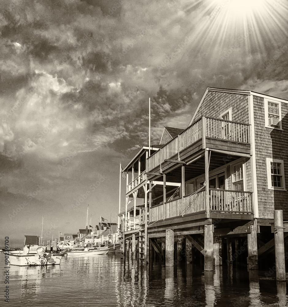 Naklejka premium Wooden Homes over water at sunset