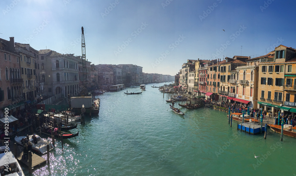 Fototapeta premium VENICE - FEBRUARY 8, 2015: Tourists along city canals. Venice at