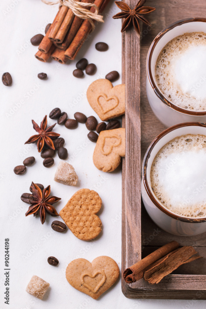 Obraz premium Tow cup of cappuccino with cookies as hearts