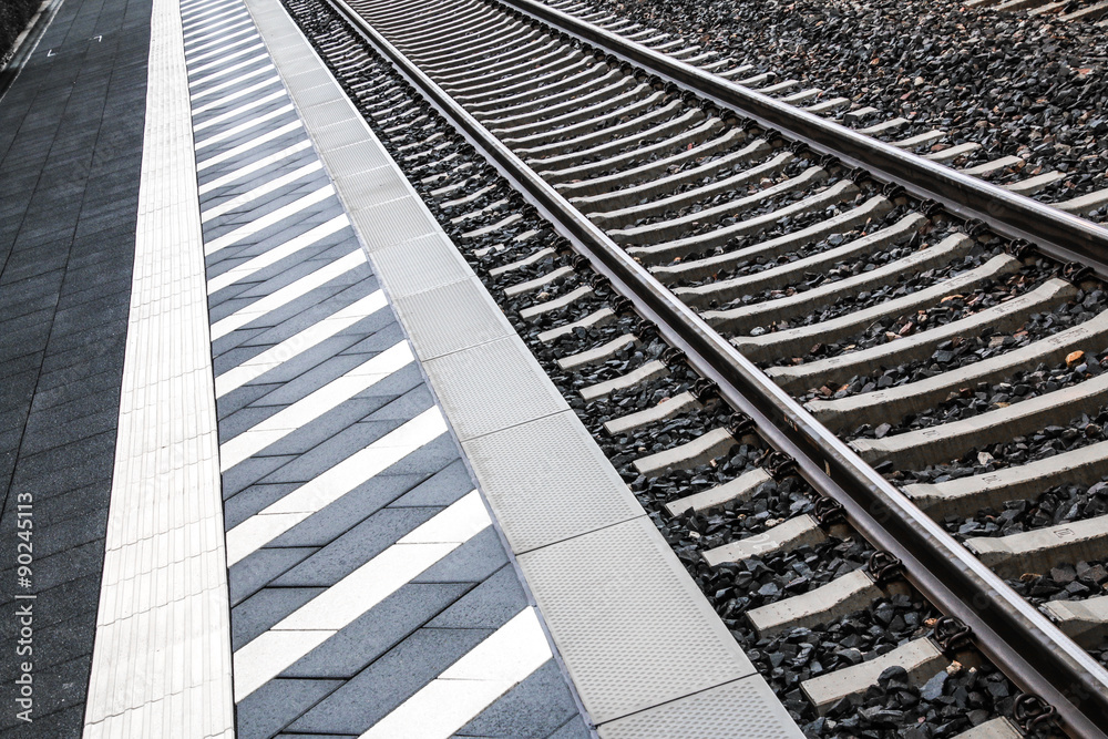 Fototapeta premium An der Bahnsteigkante
