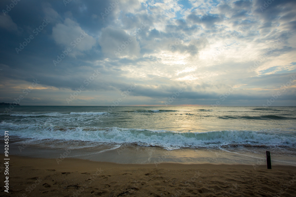 Dramatischer Himmel über dem schwarzen Meer Dramatischer Himmel über dem schwarzen Meer