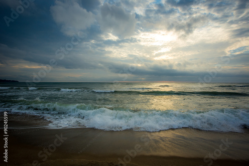 Fototapeta Naklejka Na Ścianę i Meble -  Sonnenaufgang über dem schwarzen Meer an einem bewölkten Morgen