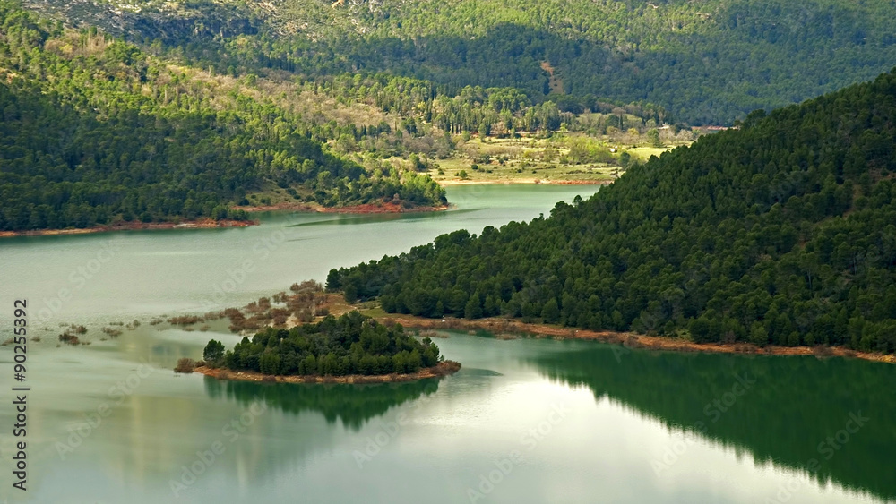 Fototapeta premium Isla de Bujaraiza, en el embalse del Tranco de Beas, en el parque natural de Cazorla, Segura y Las Villas.