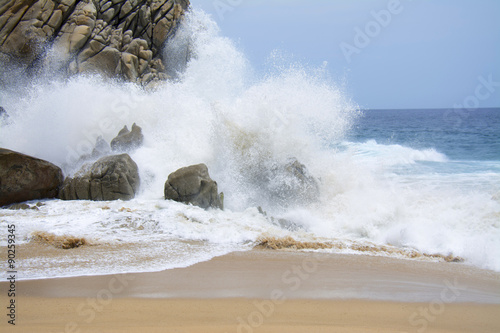 Los cabos Baja California, es parte de una serie de tres imágenes del "agua que rompe en las rocas".