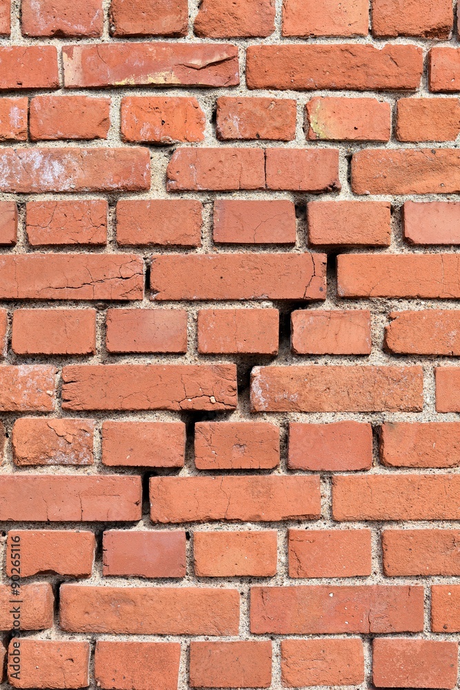 marode Hauswand mit einem Riss in der Mitte marode Hauswand mit einem Riss in der Mitte