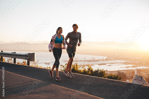 Εκτύπωση καμβά Young couple jogging early in morning