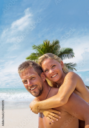Happy young couple on the beach © Netfalls