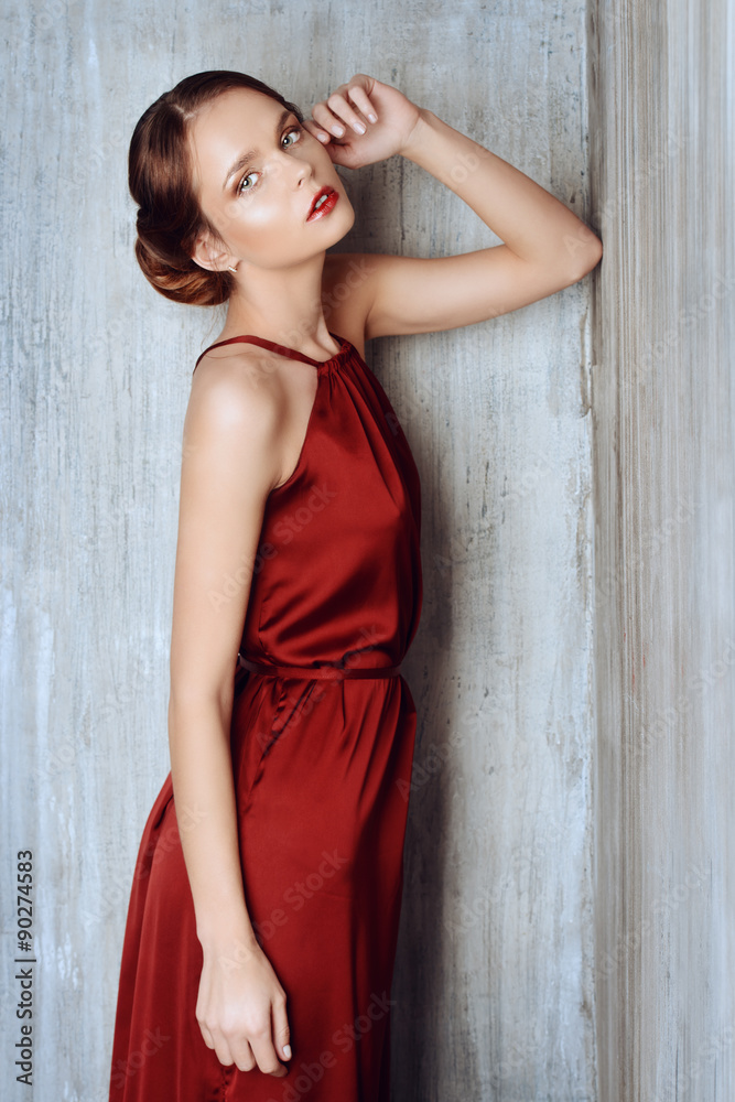 Naklejka premium woman by the wall