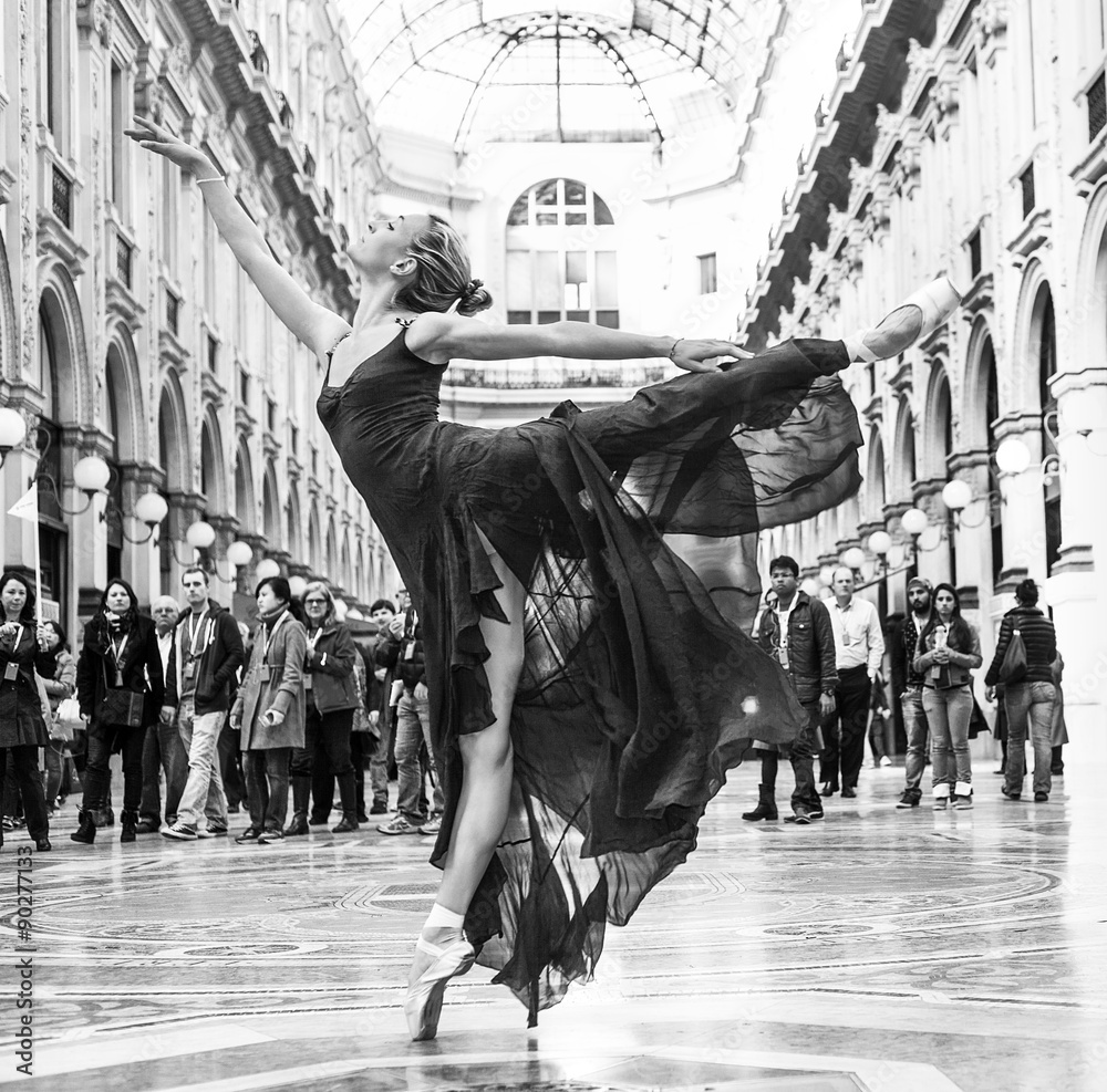 Fototapeta Wspaniały klasyczny tancerz wykonuje w Mediolan czarny i biały