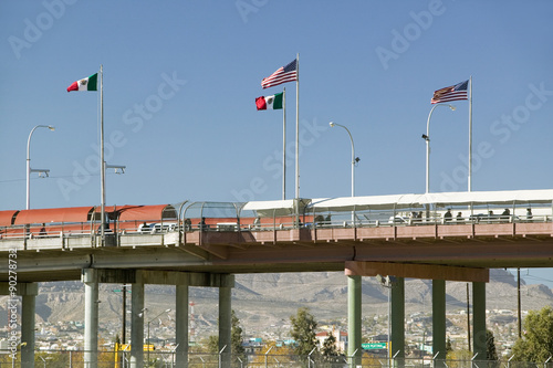 Fotografie International border of Mexico & the United States, with flags and walking bridg