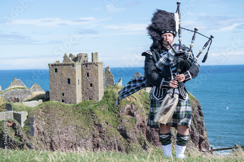 Photographie Joueur de cornemuse écossais traditionnel en tenue vestimentaire au Dunnottar Ca