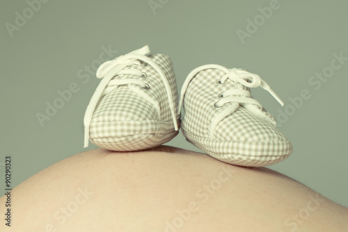 Babybauch mit Schuhen - Retro