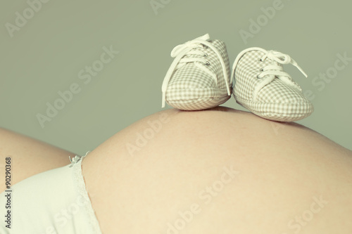 Babybauch mit Schuhen - Retro