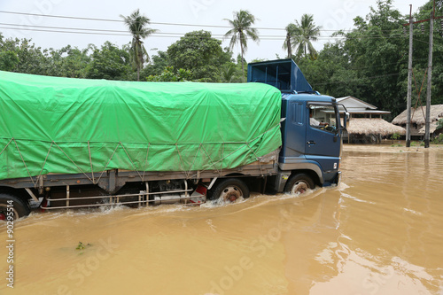 LKW auf überfluteter Strasse II