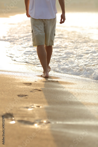 Back view of a man legs walking on the beach © Antonioguillem