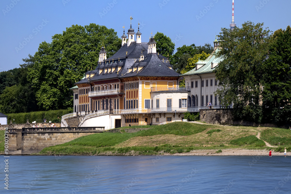 Fototapeta premium Dresden, Schloss Pillnitz von der Elbe aus gesehen