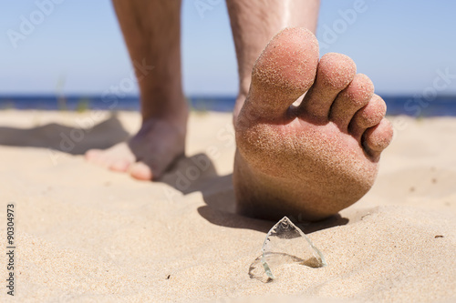 Photography Man goes on the beach and the risk of stepping on a splinter of broken bottle gl