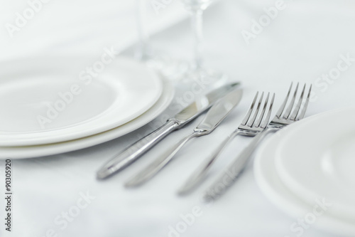 Foto Wedding table with white roses.