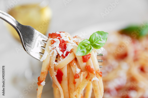 Canvas-taulu linguine pasta with tomato sauce and cheese on a plate