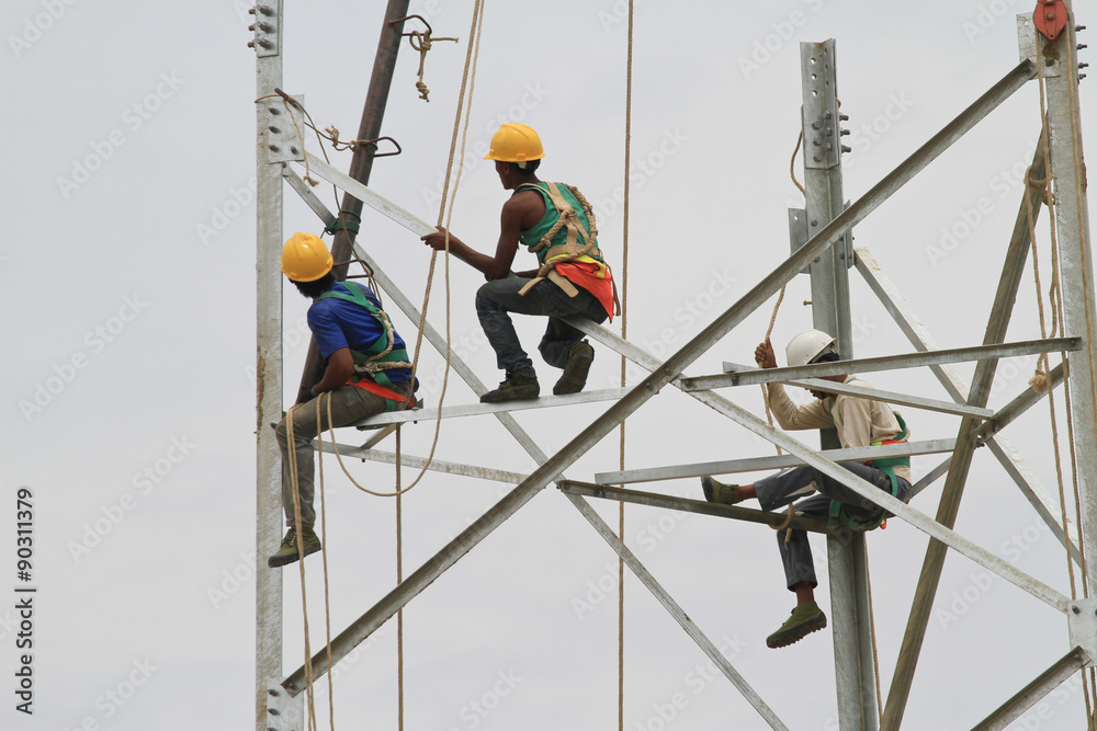 Arbeiter auf Hochspannungsmast