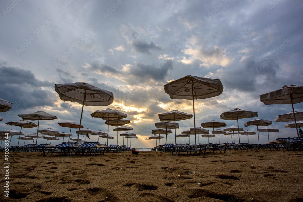 Obraz premium Sonnenschirme und Liegen am Strand