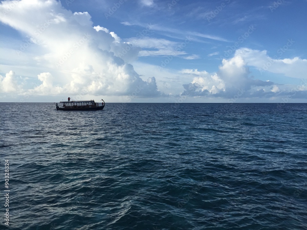Fototapeta premium Boat floating on the ocean