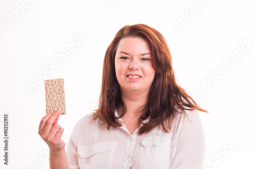 Foto Plump long-haired girl holding dietary bread