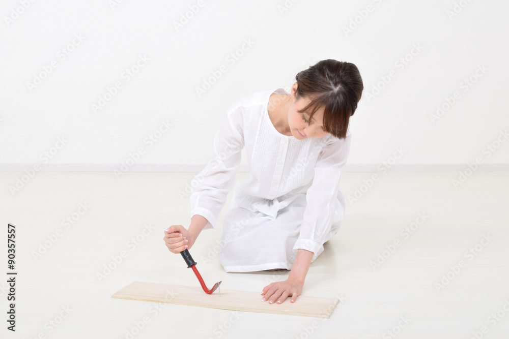 Fototapeta premium 釘を抜く女性