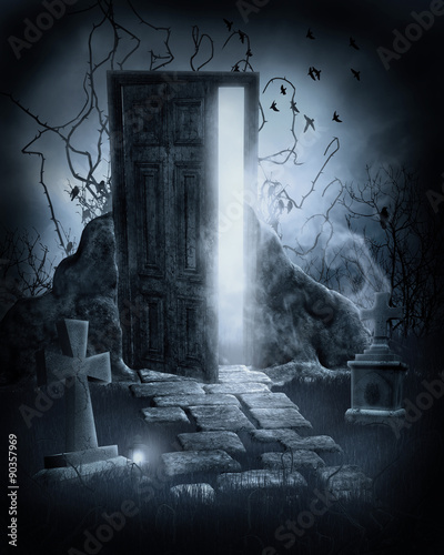 Magiczne drzwi na starym cmentarzy nocą