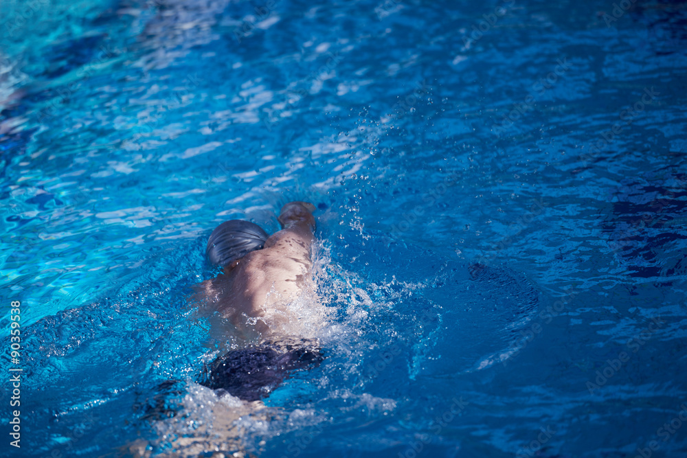 Obraz premium swimmer excercise on indoor swimming poo