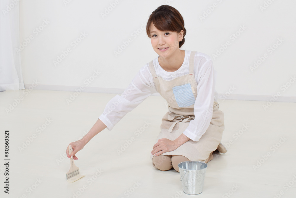 Fototapeta premium 刷毛でペンキを塗る女性