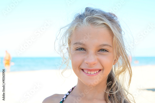 Bambina bionda al mare photo