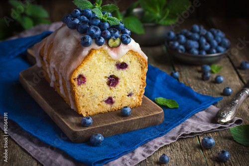 Obraz na plátně blueberry cake with sugar icing and fresh berries