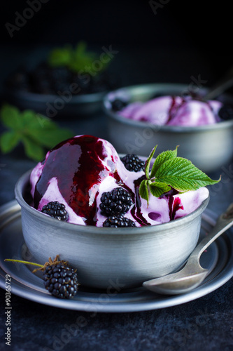 Fotografija delicious homemade blackberry  ice cream with blackberry topping