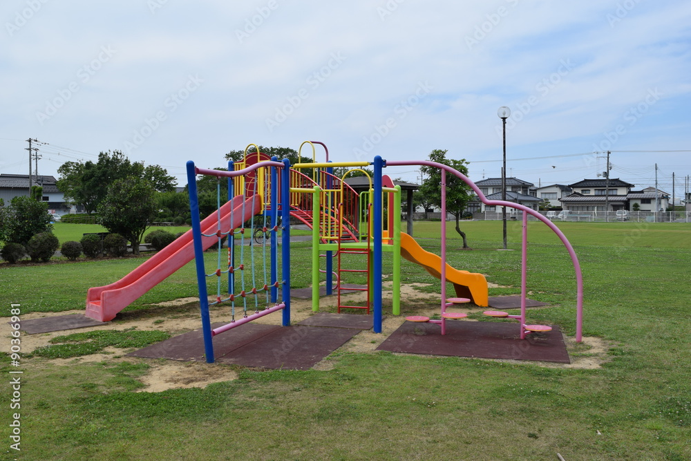Fototapeta premium 公園の遊具/山形県庄内地方の公園でブランコや滑り台などの遊具を撮影した写真です。