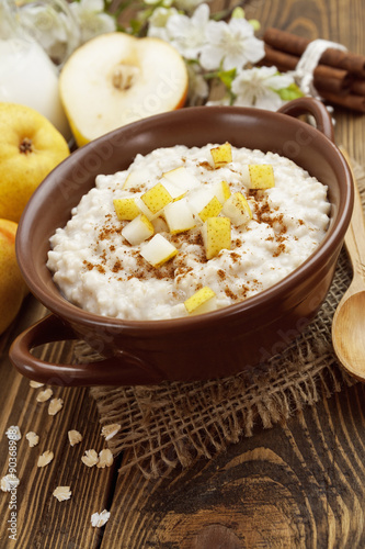 Oatmeal with pear and cinnamon