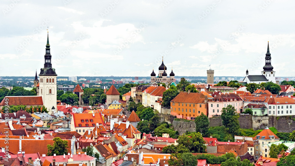 Obraz premium Trzy kościoły w starym Tallinie. Widok panoramiczny.