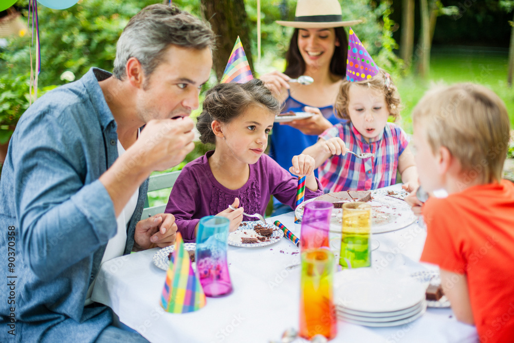Obraz premium Family sharing the birthday cake. Everybody is enjoying his piece