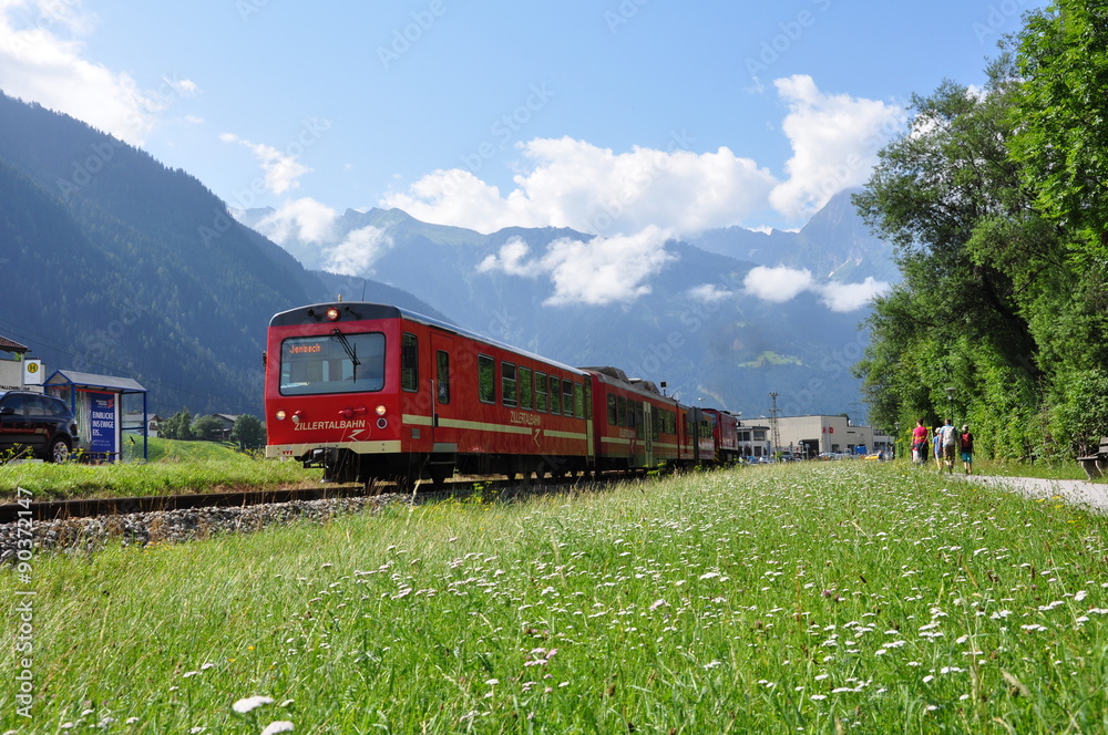Fototapeta premium Kolejka Zillertalbahn przed górami / Austria